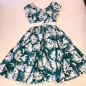 Vintage Hawaiian print dress with pockets!